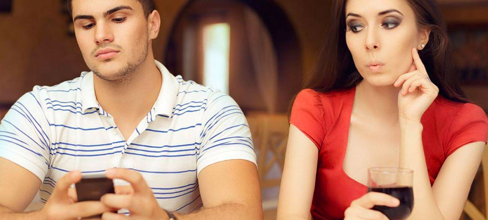 نسبت-به-چک-کردن-گوشی-همسرتان-حساس-نباشید