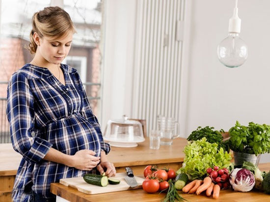 در دوران بارداری چه میزان کالری مصرف کنیم؟