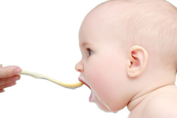 خطرات غذا دادن به نوزاد قبل از 6 ماهگی