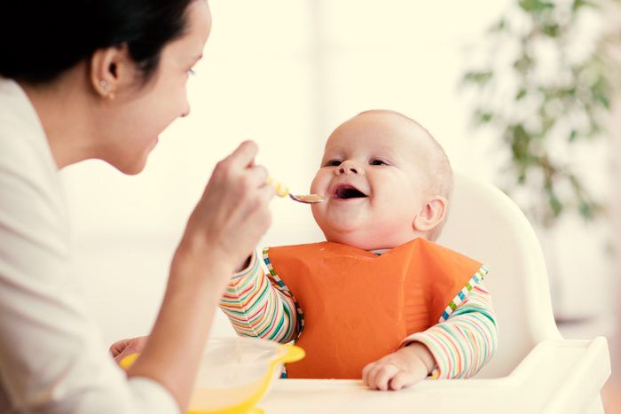 خطرات غذا دادن به نوزاد قبل از 6 ماهگی