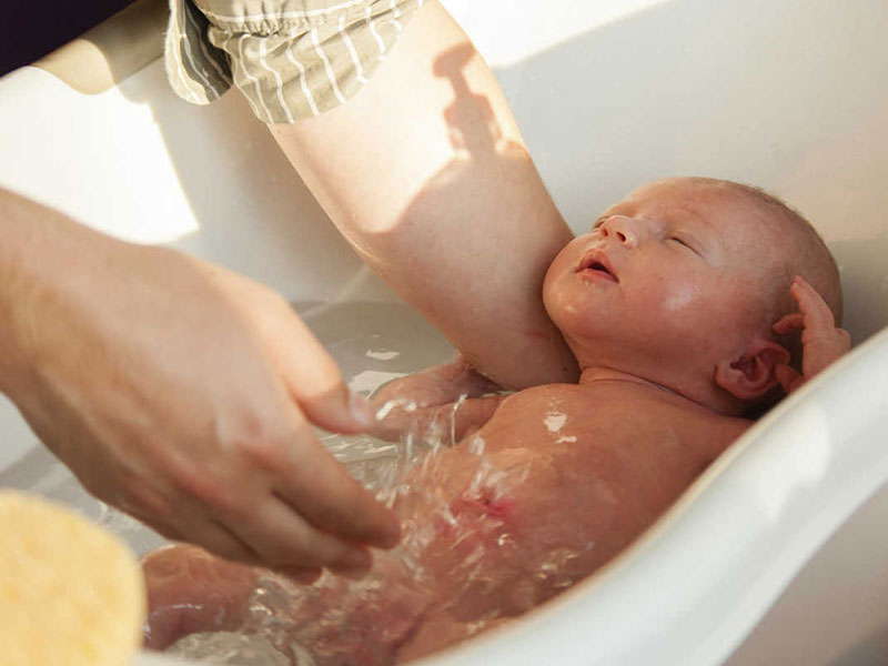چند بار باید نوزاد را حمام کنیم؟ چند بار باید نوزاد را حمام کنیم؟