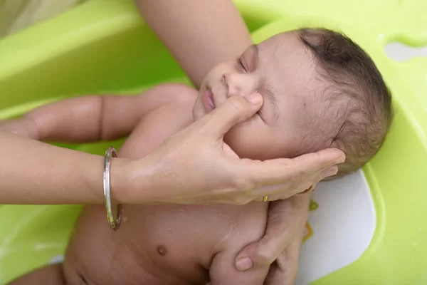  چند بار باید نوزاد را حمام کنیم؟