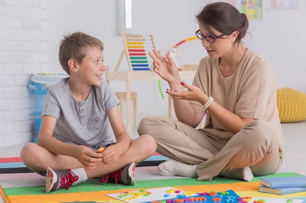 اوتیسم چیست؟علائم اوتیسم؟و نحوه برخورد با بچه های اتیسم؟