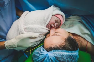 راهنمای جامع زایمان: مراحل، انواع، آمادگی و مدیریت درد