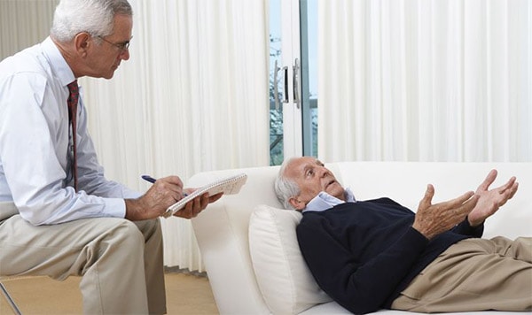 روانپزشک کیست؟ پزشک متخصص سلامت روان، تفاوت‌ها و درمان‌ها