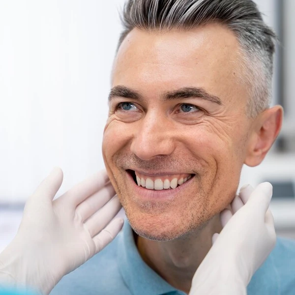 ایمپلنت دندان: راهنمای کامل کاشت، انواع، مزایا و هزینه