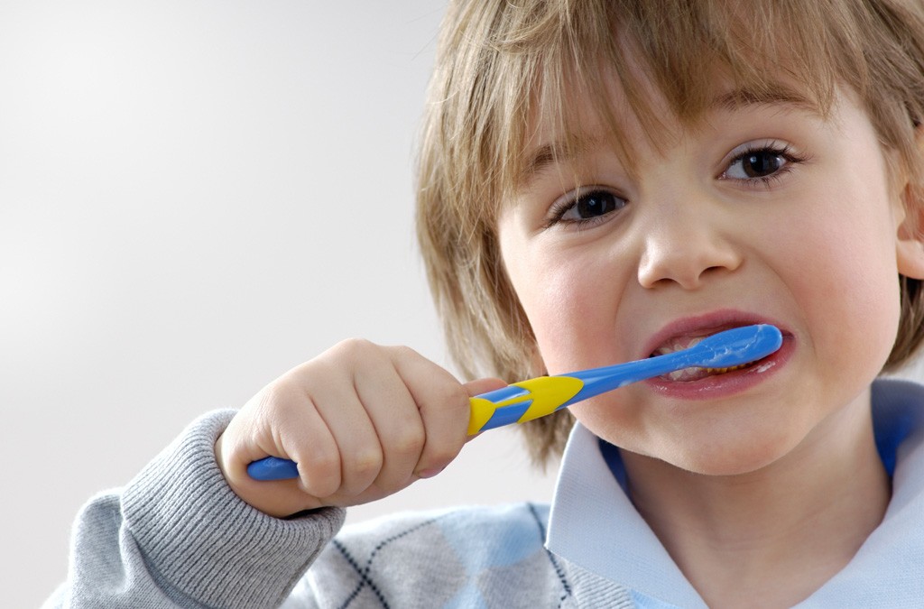 راهنمای جامع مراقبت از دندان کودک: از نوزادی تا نوجوانی برای لبخندی سالم