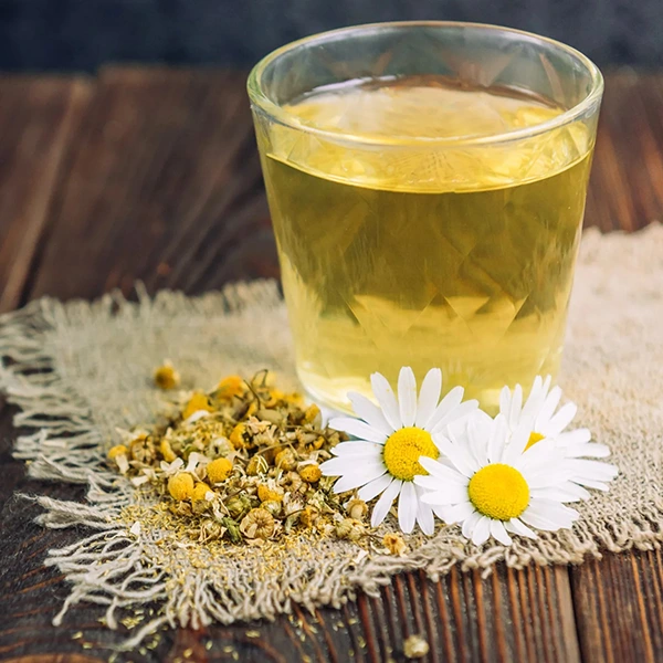 درمان خانگی جوش روی زبان با دمنوش بابونه